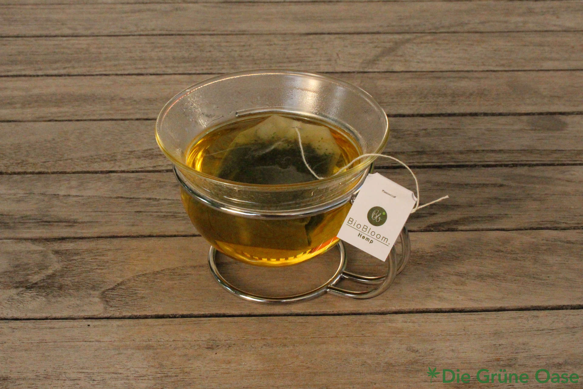 BioBloom Hanftee in Tasse